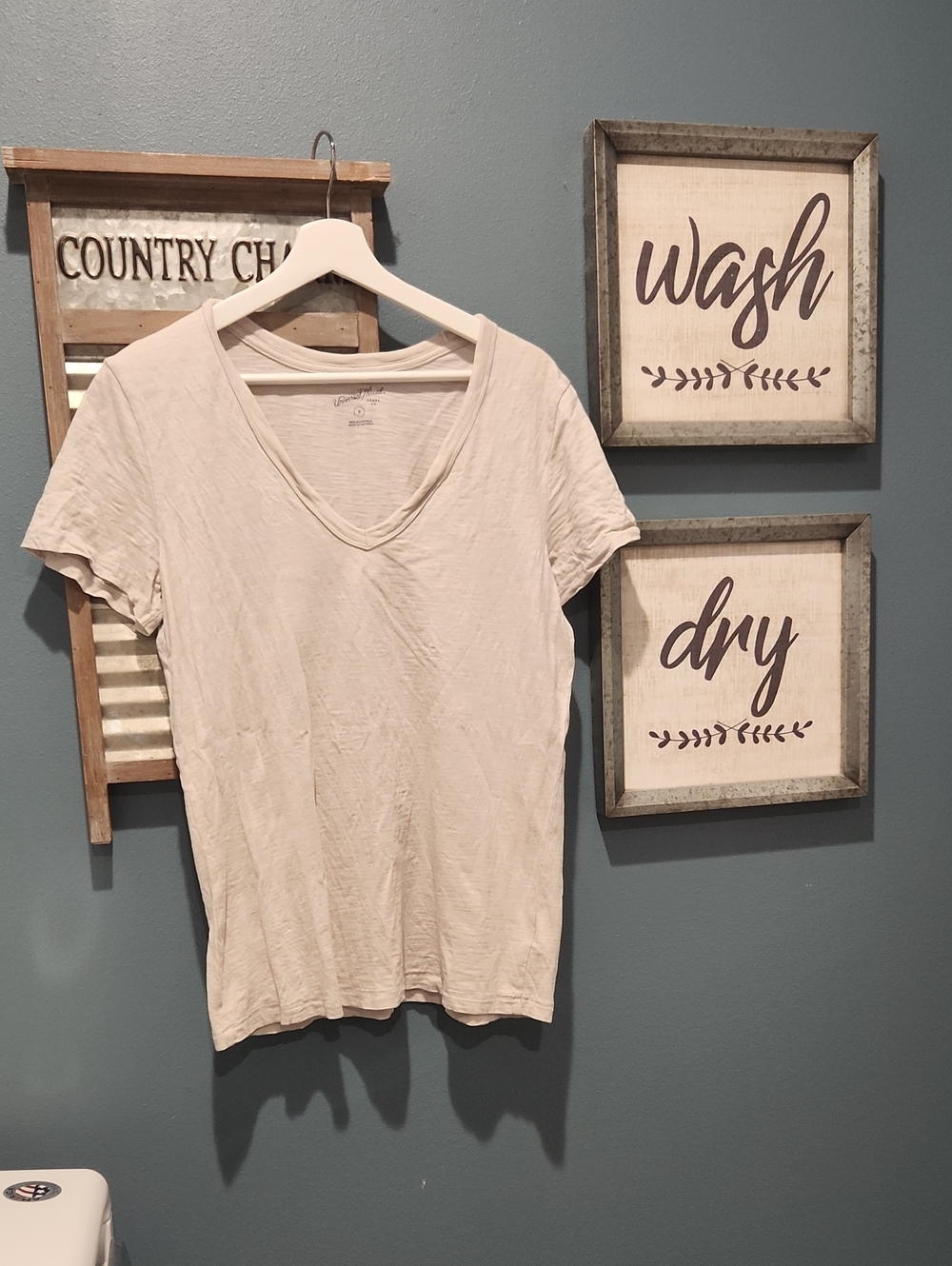 Universal Thread Women's V-Neck Tee - Light Tan